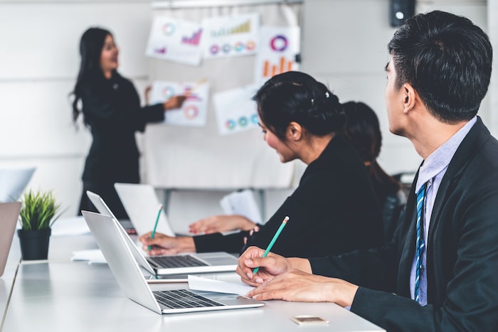 【転職を考えている方へ】社会人の長期インターンとは?目的や探す方法とは